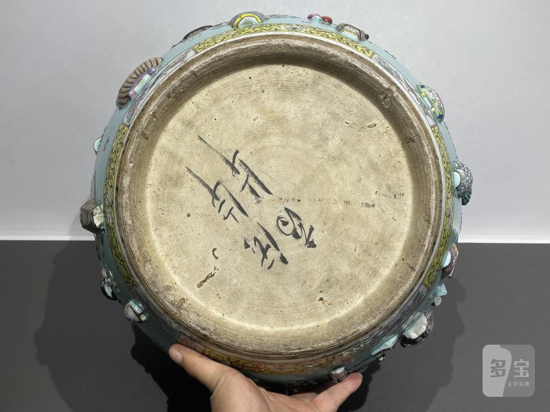 清嘉庆 内粉彩鱼藻纹外松石绿地粉彩雕瓷博古缸 - 图14
